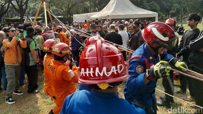 Momen Pemakaman Pria BB 300 Kg di TPU Menteng Pulo, Dibantu Damkar-Basarnas