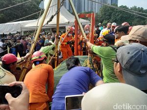 Seputar Proses Pemakaman Fajri yang Gunakan Forklift dan Katrol