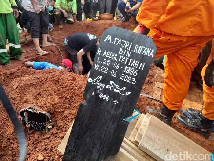 Pemakaman Fajri pria obesitas 300 kg