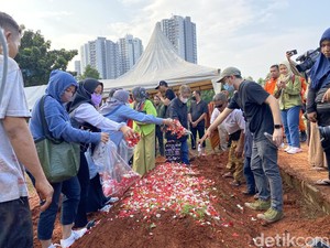 Jenazah Pria Obesitas 300 Kg Dimakamkan, Keluarga Taburkan Bunga ke Pusara