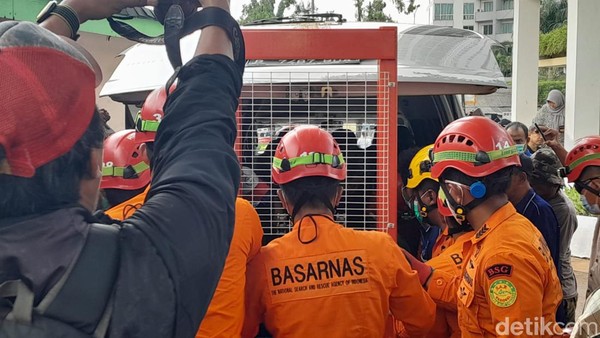 Pulley System hingga Forklift di Pemakaman Pria Obesitas Ekstrem 300 Kg