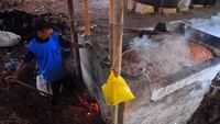 Pembuatan gula merah berbahan dasar sari air tebu ini masih dilakukan secara tradisional.  