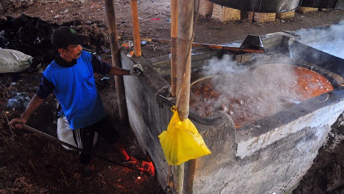 Pembuatan gula merah di Kudus Pekerja memproduksi gula merah di Desa Margorejo, Dawe, Kudus, Jawa Tengah, Kamis (22/6/2023). Pembuatan gula merah berbahan dasar sari air tebu dan diolah secara tradisional untuk bahan pembuatan kecap itu dijual Rp Rp8.500 - Rp8.800 per kilogram dan dipasarkan ke sejumlah daerah di Pulau Jawa. ANTARA FOTO/Yusuf Nugroho/rwa.