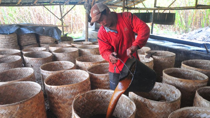 Pembuatan gula merah di Kudus Pekerja memproduksi gula merah di Desa Margorejo, Dawe, Kudus, Jawa Tengah, Kamis (22/6/2023). Pembuatan gula merah berbahan dasar sari air tebu dan diolah secara tradisional untuk bahan pembuatan kecap itu dijual Rp Rp8.500 - Rp8.800 per kilogram dan dipasarkan ke sejumlah daerah di Pulau Jawa. ANTARA FOTO/Yusuf Nugroho/rwa.