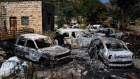 Warga Palestina memeriksa kendaraan yang terbakar setelah serangan pemukim Israel di dekat Ramallah di Tepi Barat yang diduduki Israel, Rabu (21/6/2023). Serangan itu menewaskan sedikitnya satu orang, melukai orang lain secara kritis dan membakar bangunan dan mobil, kata pejabat kesehatan dan keamanan. REUTERS/Ammar Awad