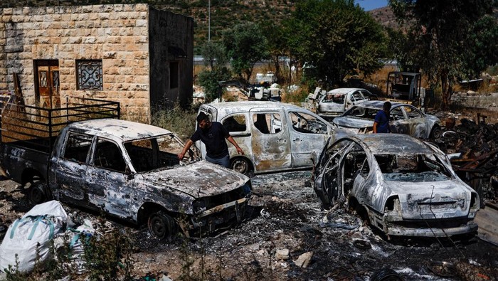 Pemukim Israel Serang Desa-desa Palestina, Rumah-Mobil Dibakar Palestinians check burned vehicles after Israeli settlers attack near Ramallah in the Israeli-occupied West Bank, June 21,2023. REUTERS/Ammar Awad