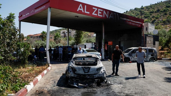 Pemukim Israel Serang Desa-desa Palestina, Rumah-Mobil Dibakar Palestinians check burned vehicles after Israeli settlers attack near Ramallah in the Israeli-occupied West Bank, June 21,2023. REUTERS/Ammar Awad