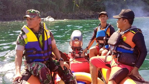 Tim SAR Gabungan saat melakukan pencarian Krispianus Andika Jati (11), bocah yang terseret ombak Pantai Waebela Kabupaten Ngada, NTT.