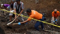 Polisi mendalami temuan kerangka bayi tersebut. Belum diketahui apakah tiga kerangka bayi yang ditemukan hari ini merupakan satu rangkaian atau terkait dengan temuan tulang bayi pada pekan lalu. ANTARA FOTO/Idhad Zakaria