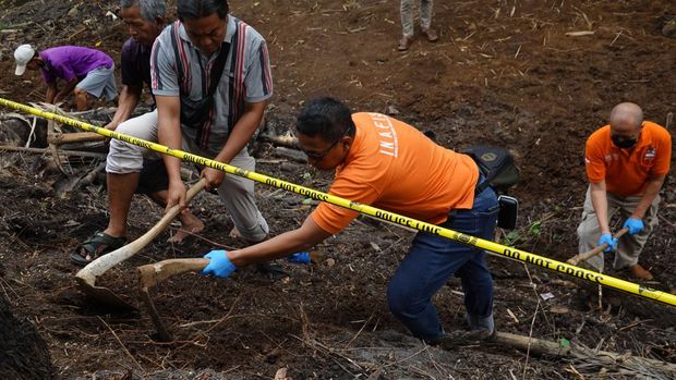 Polisi melakukan proses olah TKP di lokasi penemuan empat kerangka bayi di Purwokerto, Banyumas, Jawa Tengah, Kamis (22/6/2023). Polresta Banyumas terus melakukan pencarian lanjutan dengan menggali lokasi ditemukanya empat kerangka bayi yang diperkirakan berumur 1 hingga 10 tahun atas dugaan hasil tindak pidana. ANTARA FOTO/Idhad Zakaria/rwa.