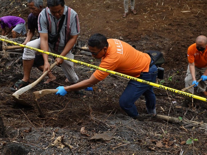 Polisi melakukan proses olah TKP di lokasi penemuan empat kerangka bayi di Purwokerto, Banyumas, Jawa Tengah, Kamis (22/6/2023). Polresta Banyumas terus melakukan pencarian lanjutan dengan menggali lokasi ditemukanya empat kerangka bayi yang diperkirakan berumur 1 hingga 10 tahun atas dugaan hasil tindak pidana. ANTARA FOTO/Idhad Zakaria/rwa.