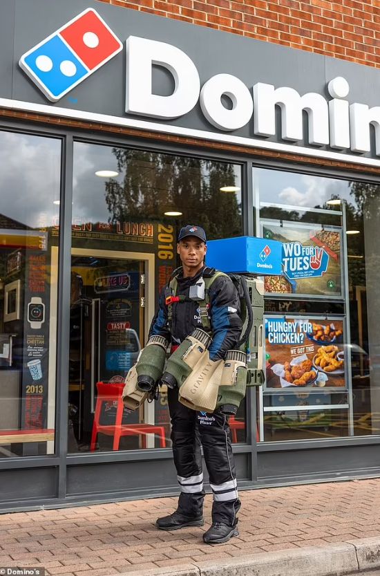 Keren! Di Festival Musik Ini Ada Pengantar Pizza Pakai Jet Suit