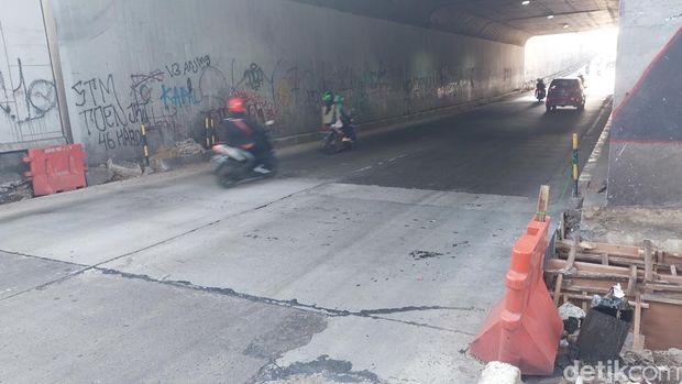 Perbaikan penutup saluran air atau got di underpass Jl Sholeh Iskandar (Sholis) Kota Bogor. (M Sholihin/detikcom)