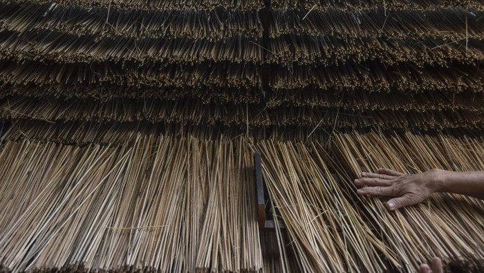 Pekerja memilah tusuk sate dari bambu di Desa Batusumur, Kabupaten Tasikmalaya, Jawa Barat, Kamis (22/6/2023). Menjelang Hari Raya Idul Adha produksi tusuk sate meningkat dari biasanya 30 kilogram menjadi 60 kilogram tusk sate per hari untuk memenuhi permintaan tradisi membuat sate kurban, dengan harga Rp6.000 per kilogram yang dijual ke pasar tradisonal Tasikmalaya. ANTARA FOTO/Adeng Bustomi/foc.