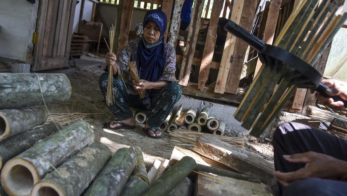 Pekerja memilah tusuk sate dari bambu di Desa Batusumur, Kabupaten Tasikmalaya, Jawa Barat, Kamis (22/6/2023). Menjelang Hari Raya Idul Adha produksi tusuk sate meningkat dari biasanya 30 kilogram menjadi 60 kilogram tusk sate per hari untuk memenuhi permintaan tradisi membuat sate kurban, dengan harga Rp6.000 per kilogram yang dijual ke pasar tradisonal Tasikmalaya. ANTARA FOTO/Adeng Bustomi/foc.