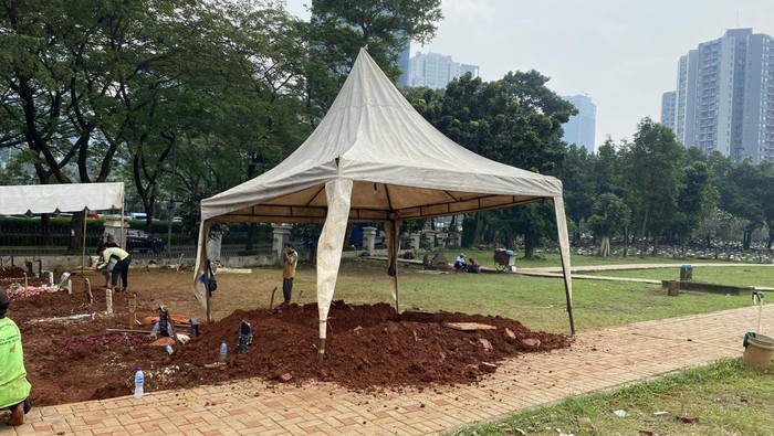 Petugas mempersiapkan makam Muhammad Fajri