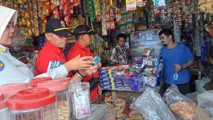 Petugas Satpol PP dan Bea Cukai Kota Bogor gelar razia rokok ilegal di sejumlah warung kelontong  (dok Satpol PP Kota Bogor)