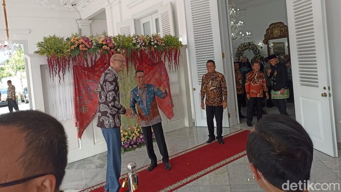 Pj Gubernur DKI Jakarta Heru Budi Hartono menerima kedatangan Duta Besar Ceko Jaroslav Dolecek di Balai Kota dalam rangka HUT Jakarta ke-496 (Tiara Aliya/detikcom)