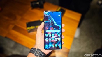 Layar Poco X5 Pro menyuguhkan layar AMOLED berukuran 6,67 inch dengan resolusi Full HD+. Bezelnya dibuat cukup tipis dengan ketebalan hanya 2,9mm. Foto: Adi Fida Rahman/detikINET