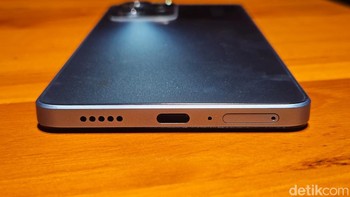 Bagian bawah terdapay port USB TYype C dan speaker. Sementara di atas terdapat port jack audio 3,5 nn. Foto: Adi Fida Rahman/detikINET