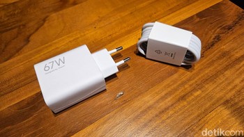Poco X5 Pro menyertakan charger 67W dan kabel data. Foto: Adi Fida Rahman/detikINET