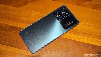 Ada baterai 5.000 mAh di dalamnya. Foto: Adi Fida Rahman/detikINET