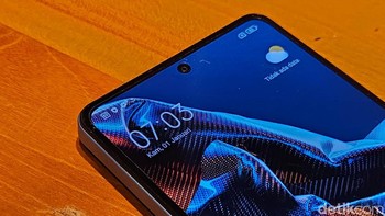 Mengadopsi punch hole tempat kamera selfie 16 MP. Foto: Adi Fida Rahman/detikINET