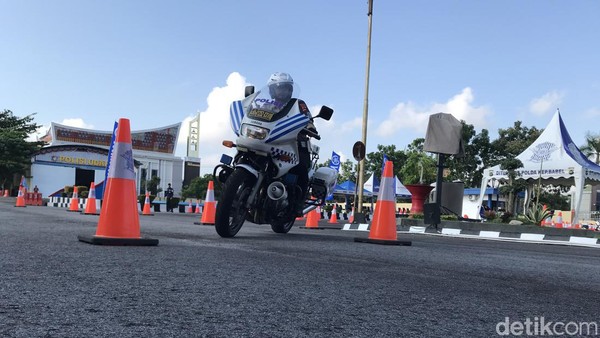 Kala Polisi Unjuk Gigi Ikut Lomba Safety Riding