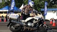 Direktorat Lalu Lintas Polda Bangka (Babel) menggelar perlombaan Safety Driving dan Safety Riding antar anggota polisi dalam rangka perayaan Hari Ulang Tahun (HUT) ke-77 Hari Bhayangkara. Perlombaan itu diikuti puluhan anggota Patroli Jalan Raya (PJR) dari Polres Jajaran Polda Babel. Foto: Deni Wahyono/detikcom