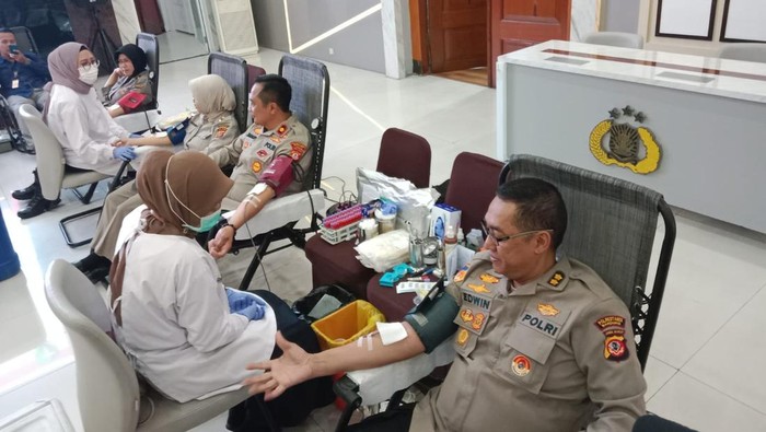 Polisi di Bandung saat melakukan donor darah