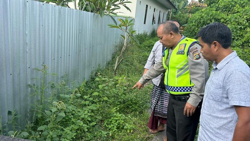 Polisi menunjukkan lokasi penemuan bayi laki-laki di Dalung, Badung, Kamis (22/6/2023). (Dok Polres Badung)
