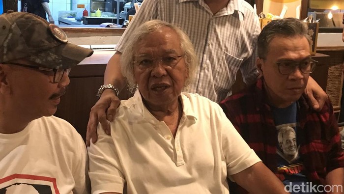 Politikus senior PDIP Panda Nababam (tengah) (Firda/detikcom)
