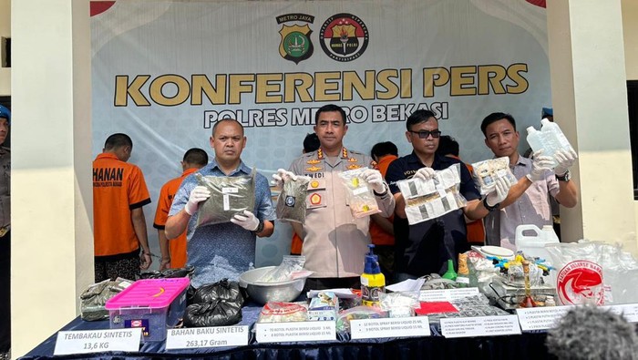 Polres Metro Bekasi menangkap 4 pengedar ganja sintetis yang menjual via Instagram.