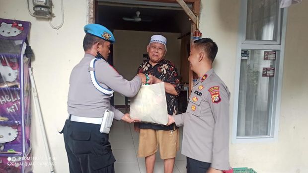 Polsek Mampang menyalurkan bantuan kepada warga dalam rangka HUT Bhayangkara