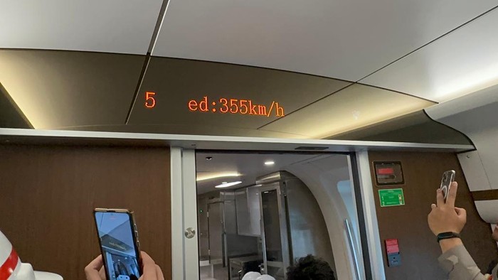 Potret Kereta Cepat Jakarta-Bandung Melesat 350 Km/Jam