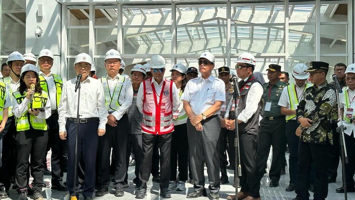 Potret Kereta Cepat Jakarta-Bandung Melesat 350 Km/Jam Potret Kereta Cepat Jakarta-Bandung Melesat 350 Km/Jam