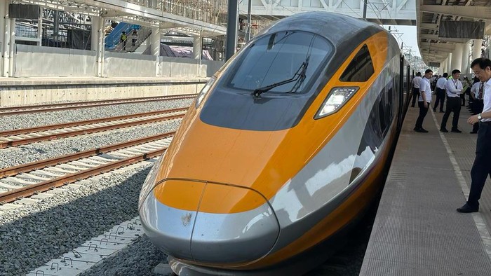 Potret Kereta Cepat Jakarta-Bandung Melesat 350 Km/Jam