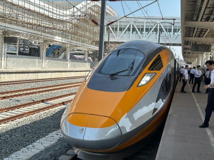 Potret Kereta Cepat Jakarta-Bandung Melesat 350 Km/Jam