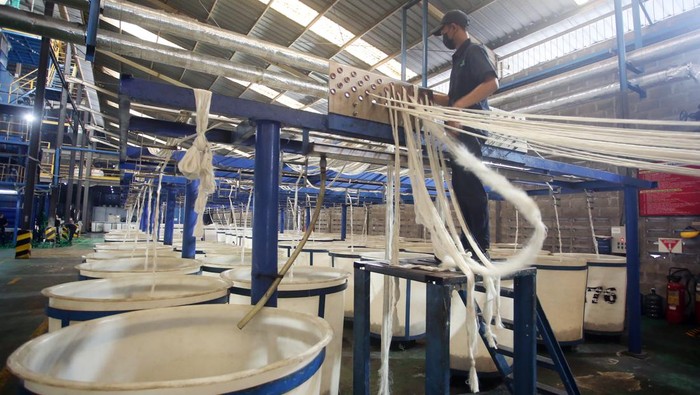 Pekerja melakukan proses penarikan benang filamen dari olahan limbah botol plastik bekas untuk pembuatan fiber dacron di Pabrik PT Inocycle Technology Group di Pasar Kemis, Kabupaten Tangerang, Banten, Rabu (21/6/2023). PT Inocycle Technology Group setiap tahunnya mampu memproses tiga miliar sampah botol plastik bekas menjadi dacron, sebagai bahan baku pembuatan bantal, peralatan rumah tangga serta bahan baku otomotif untuk memenuhi kebutuhan pasar lokal serta diekspor ke Asia dan Eropa. ANTARA FOTO/Muhammad Iqbal/YU