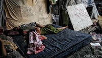 Bahkan masih ada warga yang tinggal dan tidur di antara tumpukan sampah di kolong tol.