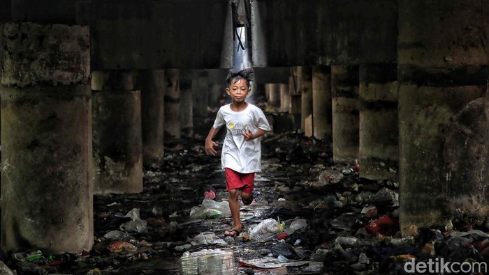 Potret Muram Jakarta di Hari Ulang Tahun ke-496 Sejumlah warga beraktivitas di kawasan Kolong Tol Papanggo, Jakarta Utara, Kamis (22/6/2023). Hari ini Jakarta merayakan hari jadinya yang ke-496. Namun, di usianya yang hampir mencapai 5 abad itu masih terlihat permukiman kumuh di Ibu Kota. Ini potretnya.