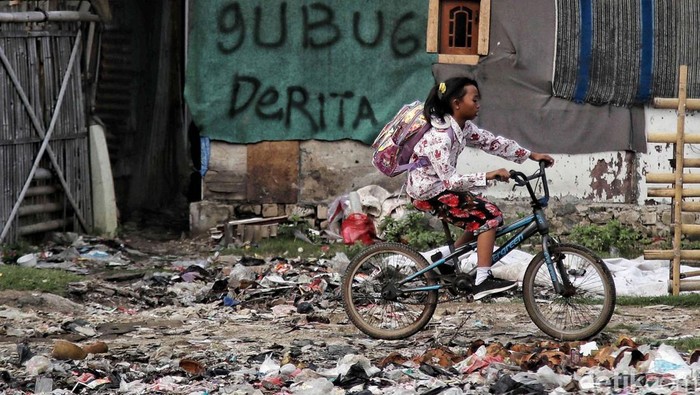 Jakarta merayakan hari jadinya yang ke-496. Namun, di usianya yang hampir mencapai 5 abad itu masih terlihat permukiman kumuh di Ibu Kota. Ini potretnya.