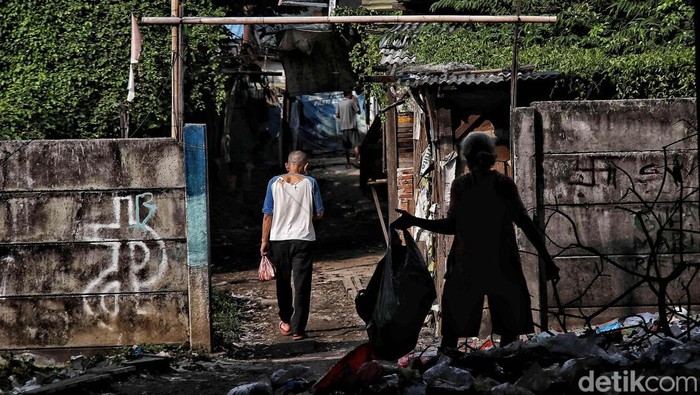 Jakarta merayakan hari jadinya yang ke-496. Namun, di usianya yang hampir mencapai 5 abad itu masih terlihat permukiman kumuh di Ibu Kota. Ini potretnya.
