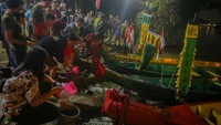 Ritual memandikan perahu tersebut merupakan rangkaian puncak perayaan Peh Cun yang dirayakan pada tanggal lima bulan lima penanggalan Imlek.