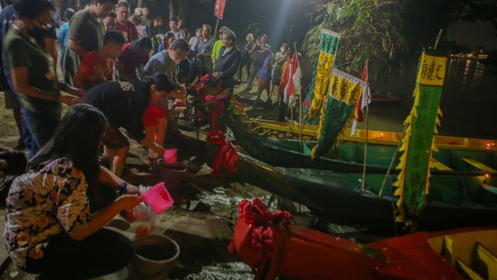 Potret Ritual Memandikan Perahu Saat Perayaan Peh Cun Sejumlah warga keturunan Tionghoa mengikuti ritual memandikan perahu di Karawaci, Kota Tangerang, Banten, Rabu (21/6/2023) malam. Ritual memandikan perahu tersebut merupakan rangkaian puncak perayaan Peh Cun yang dirayakan pada tanggal lima bulan lima penanggalan Imlek sebagai rasa penghormatan kepada negarawan China, Qu Yuan. ANTARA FOTO/Fauzan/rwa.