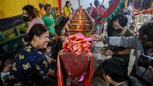 Potret Ritual Memandikan Perahu Saat Perayaan Peh Cun