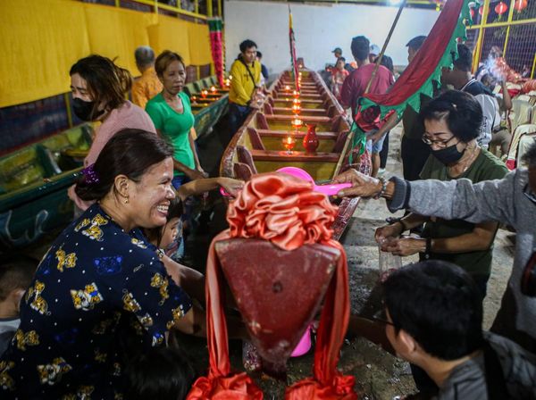 Potret Ritual Memandikan Perahu Saat Perayaan Peh Cun