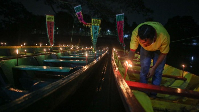 Potret Ritual Memandikan Perahu Saat Perayaan Peh Cun Sejumlah warga keturunan Tionghoa mengikuti ritual memandikan perahu di Karawaci, Kota Tangerang, Banten, Rabu (21/6/2023) malam. Ritual memandikan perahu tersebut merupakan rangkaian puncak perayaan Peh Cun yang dirayakan pada tanggal lima bulan lima penanggalan Imlek sebagai rasa penghormatan kepada negarawan China, Qu Yuan. ANTARA FOTO/Fauzan/rwa.