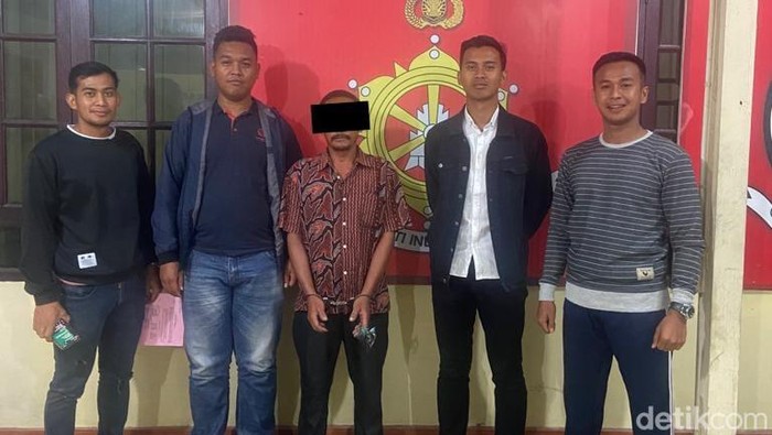 Pria bacok istri dan tetangga di Dairi saat dibawa ke kantor polisi.
