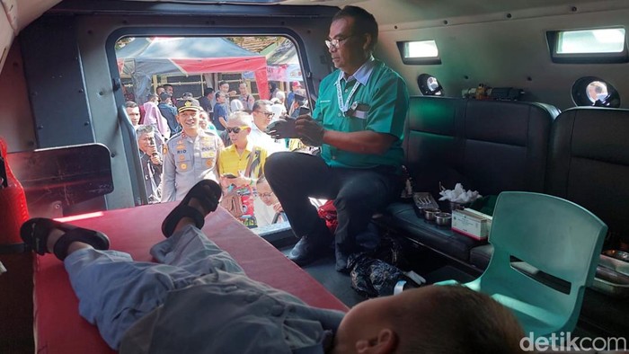 Proses khitanan di dalam mobil Barracuda.